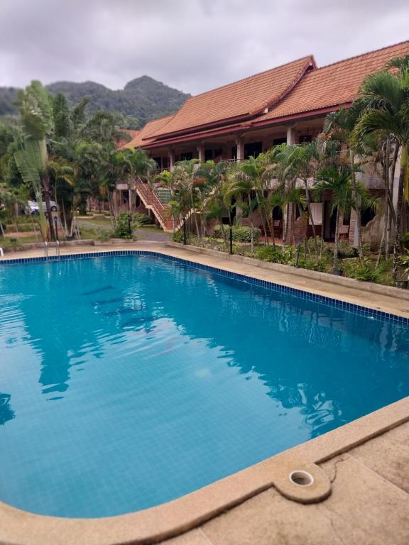 象岛索菲亚花园度假酒店的大楼前的大型蓝色游泳池