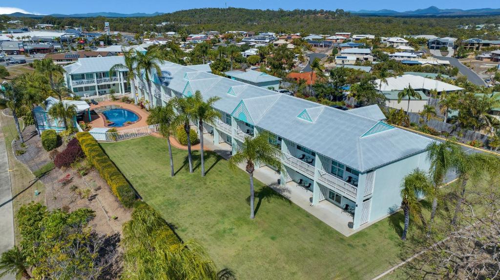 塔努姆桑茲珊瑚礁探险世界汽车旅馆的蓝色屋顶房屋的空中景致