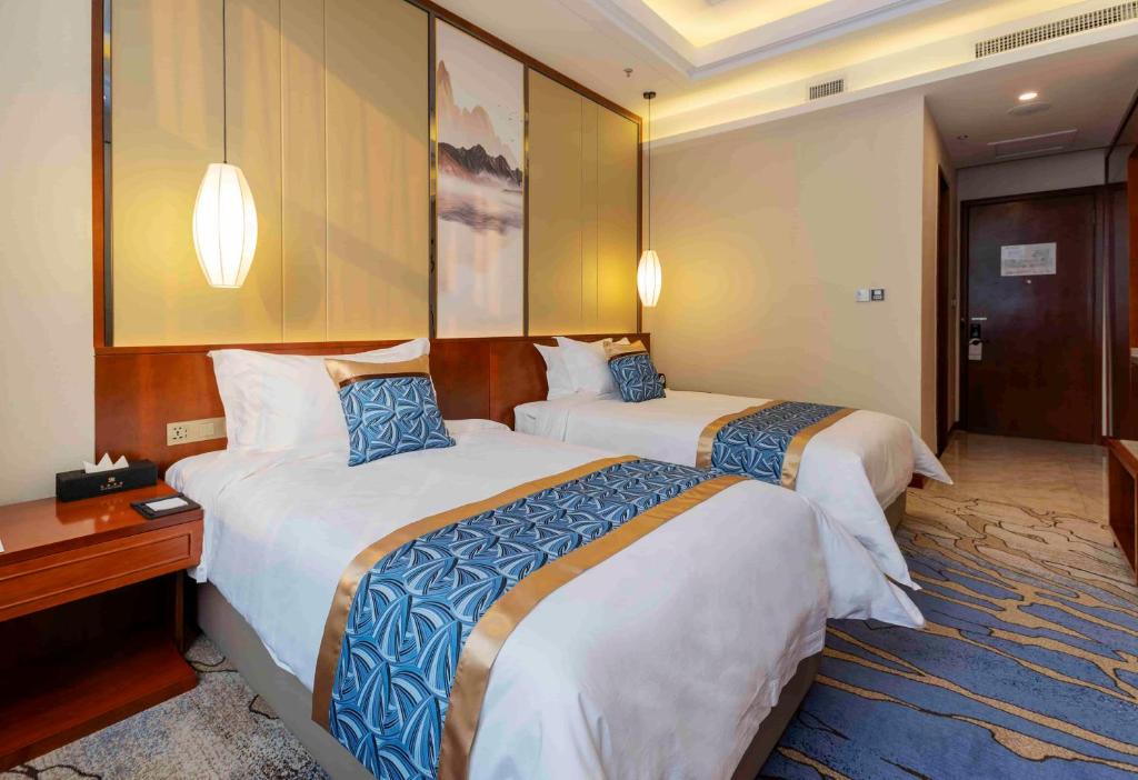 石家庄石家庄云瑞酒店（正定新区）的酒店客房配有两张床和一张书桌