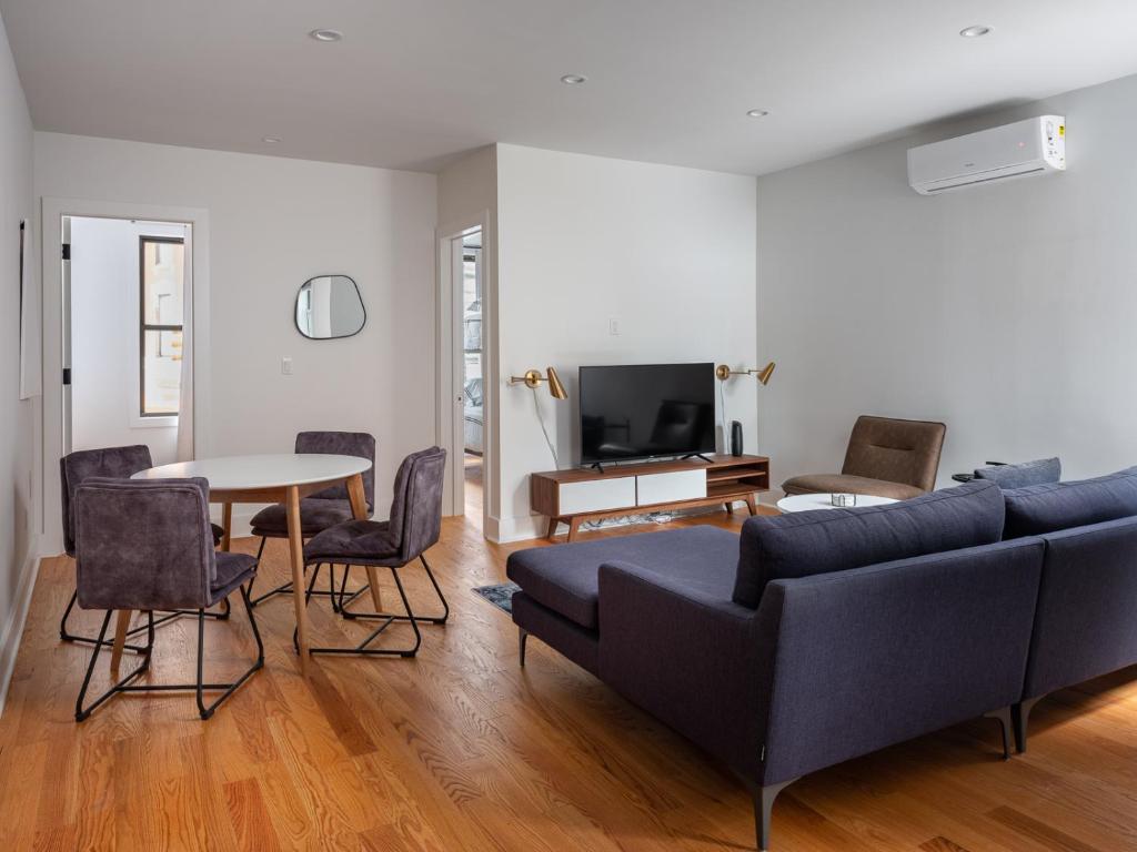 布鲁克林Three Bedroom Brooklynite Suite!的客厅配有沙发和桌子