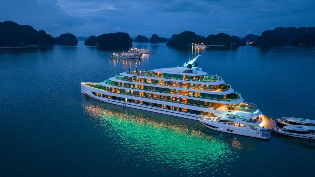 下龙湾Sea Stars Cruise Ha Long Bay的夜间在水中航行的游船