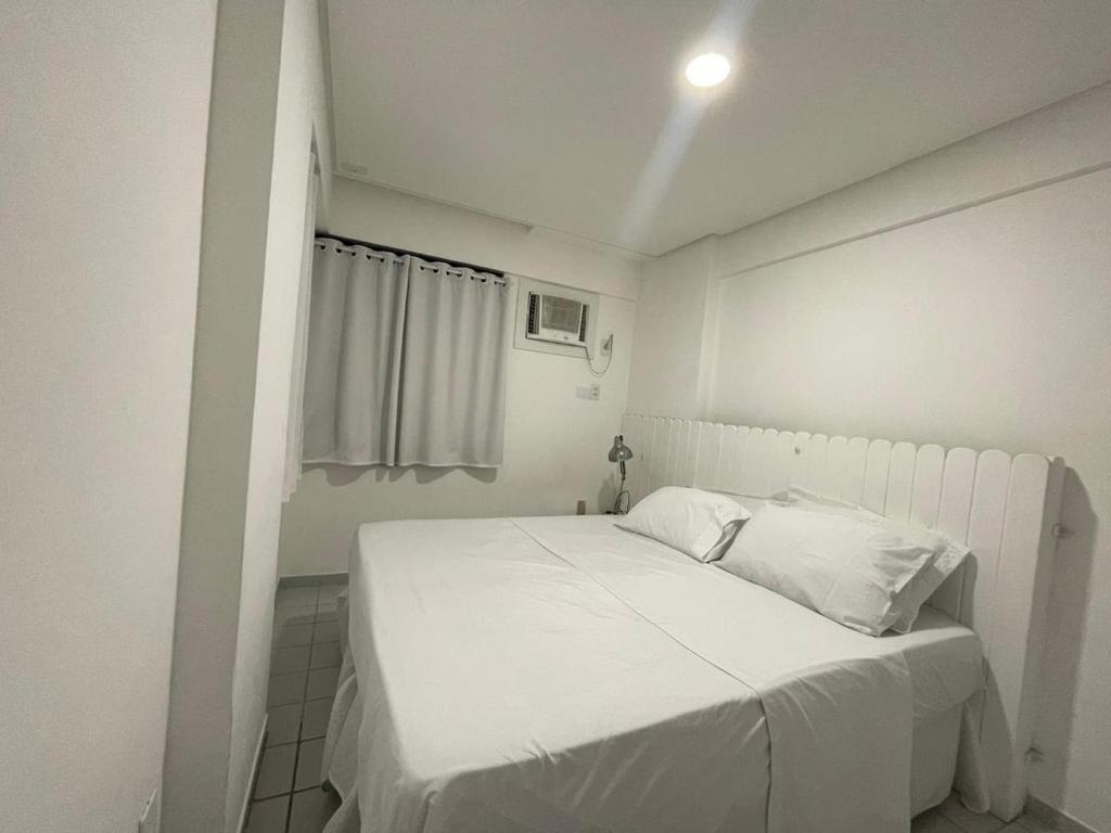 累西腓BOA VIAGEM 2 quartos 100 m da praia até 5 pessoas的一个小房间,设有一张白色的床,配有窗户