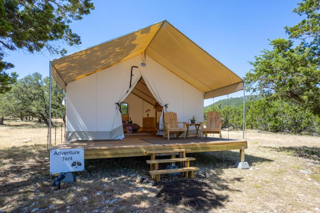 伯尼Twin Falls Luxury Glamping - Adventure Tent的田野上带桌椅的帐篷