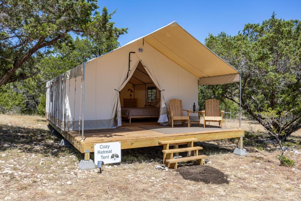 伯尼Twin Falls Luxury Glamping - Cozy Retreat的田野上带桌椅的帐篷