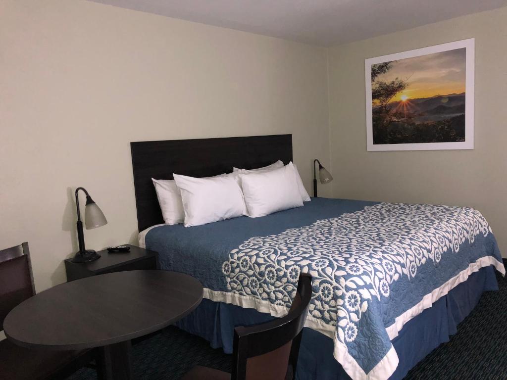 南太浩湖Elevation Lodge的酒店客房配有一张床铺和一张桌子。