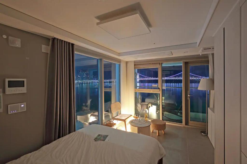 釜山Elmomento Gwangan的酒店客房设有一张床和一个大窗户