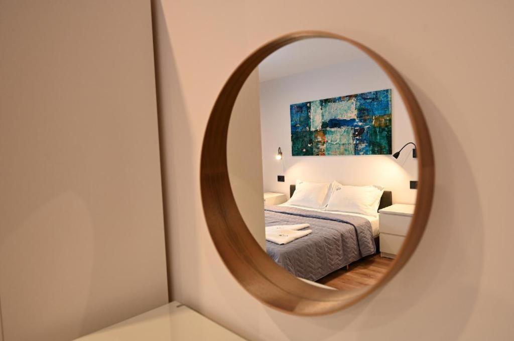 普雷代亚尔R&B Studio的卧室内的镜子,配有床和绘画