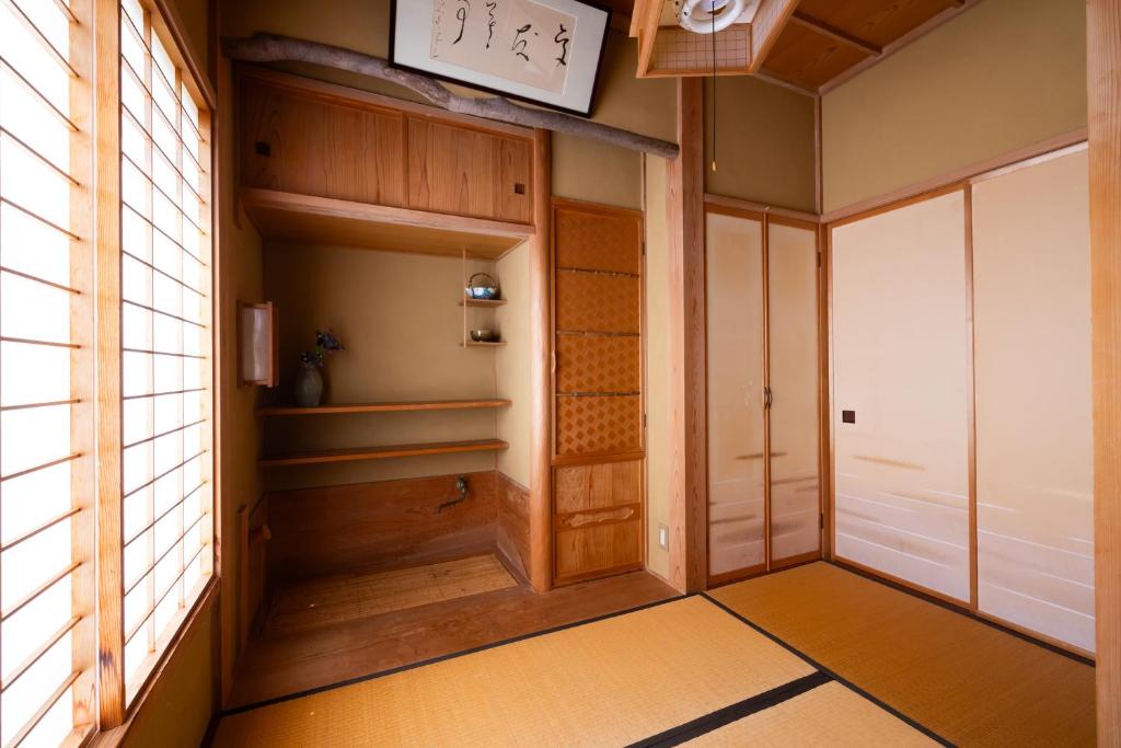 上越市-izen 高田- 柳精庵的空的走廊,铺着木地板,设有门