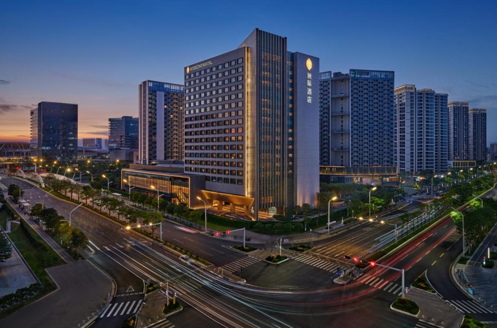Shenzhen深圳国际会展中心洲际酒店的城市天际线,高楼和街灯