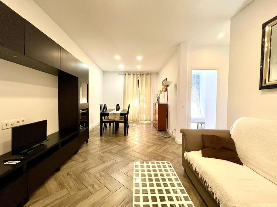 马德里Hermoso piso en Chamberi的客厅配有沙发和桌子