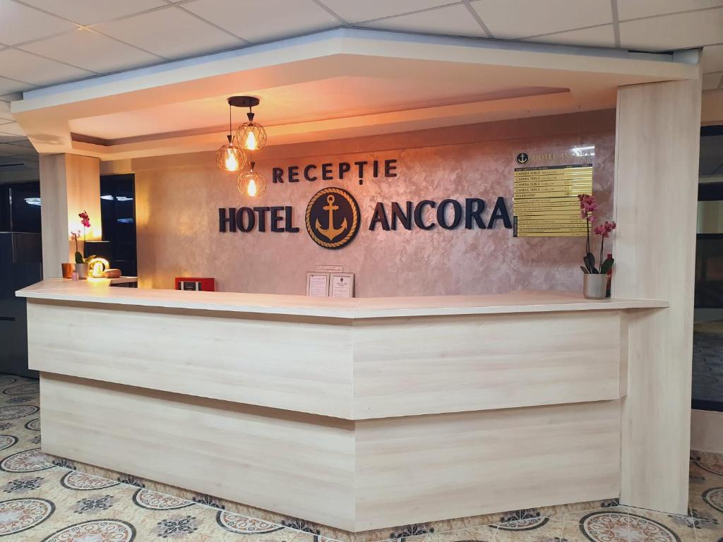 南埃福列Hotel Ancora的酒店大堂设有前台