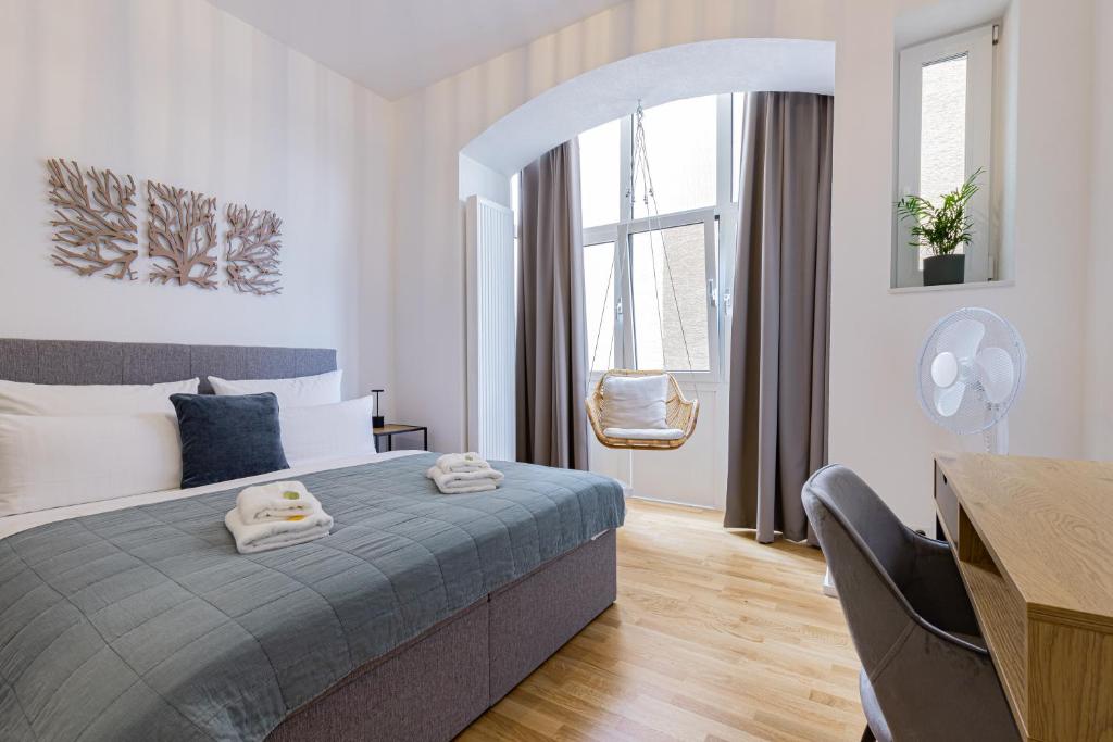 斯图加特LaMiaCasa Stuttgart City 140 qm的一间卧室配有一张床、一张桌子和一张桌子