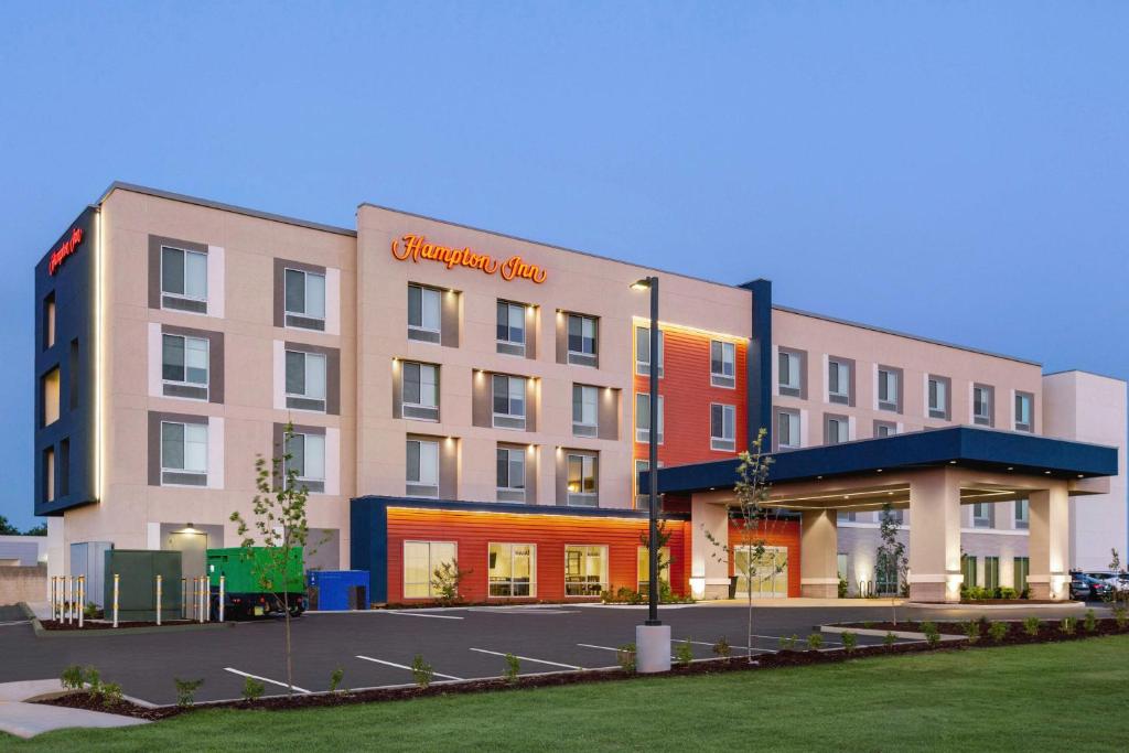 斯托克顿Hampton Inn Stockton, Ca的一座酒店大楼,前面有标志