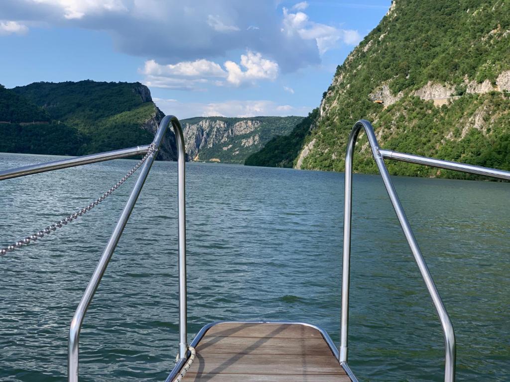 下米拉诺瓦茨Zeleni zaliv-The Green Bay的山 ⁇ 湖上的船