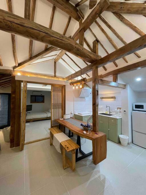 江陵市Bow Hanok House的一间厨房,内设一张木桌