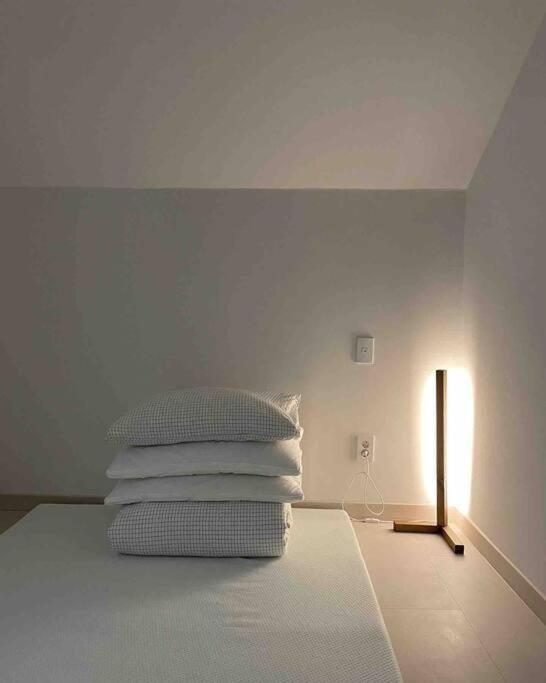 Bow Hanok House客房内的一张或多张床位