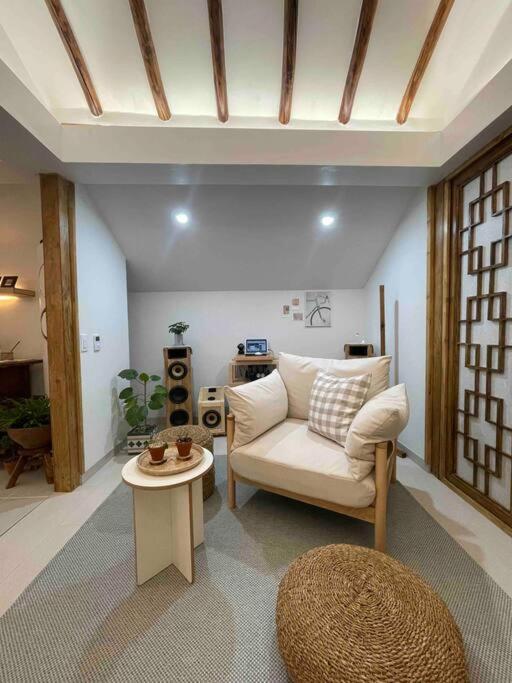 Bow Hanok House的休息区