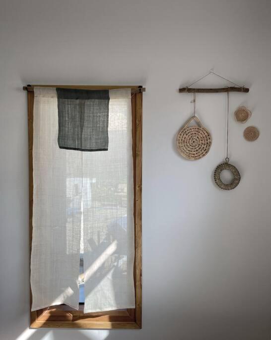 江陵市Bow Hanok House的墙上挂着窗帘的窗户