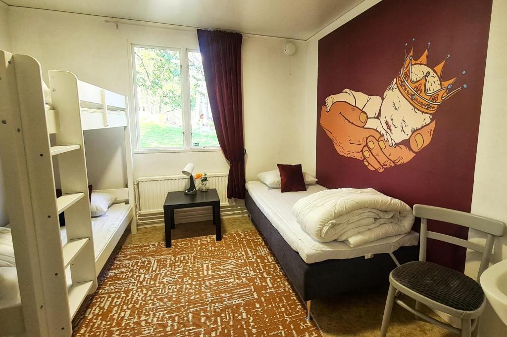 尼布鲁Orrefors Vandrarhem的小房间设有一张壁画床