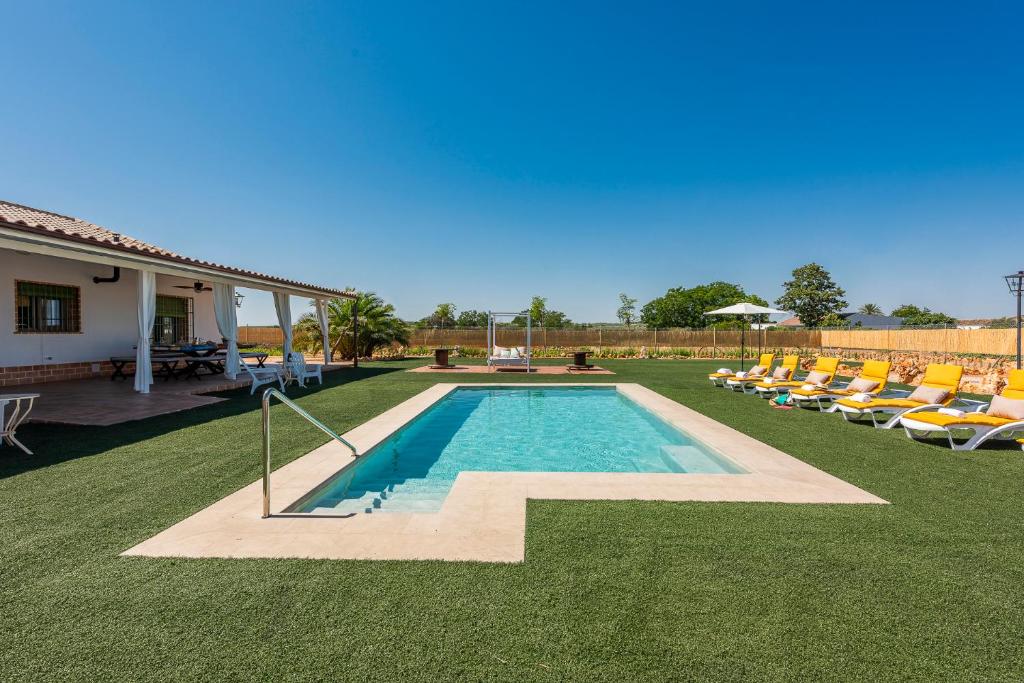 Villa Colona的庭院内带躺椅的游泳池