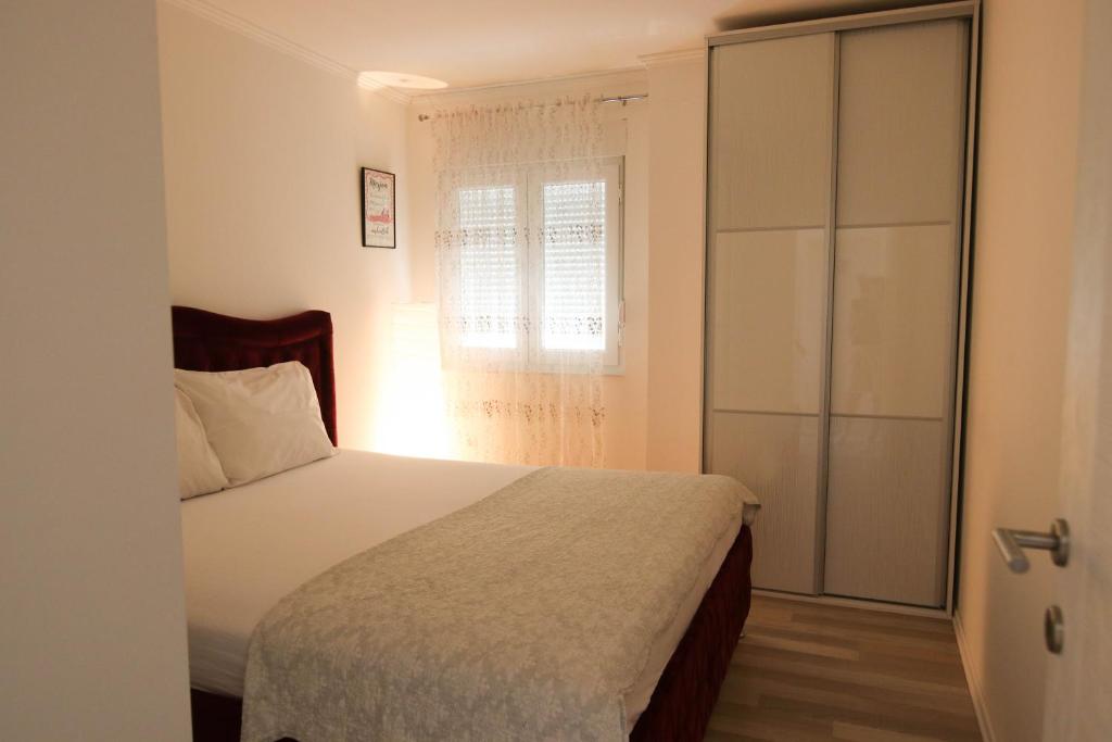莫斯塔尔Skywalk House的一间卧室设有一张床和一个窗口