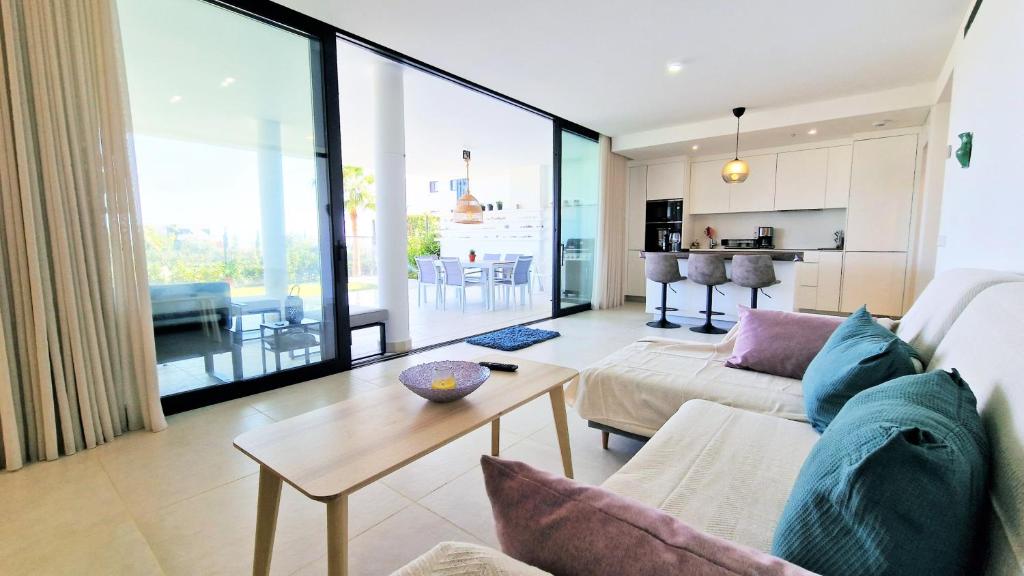 福恩吉罗拉AA Guest - Luxury Paradise Eco Apartment Higueron的客厅配有沙发和桌子