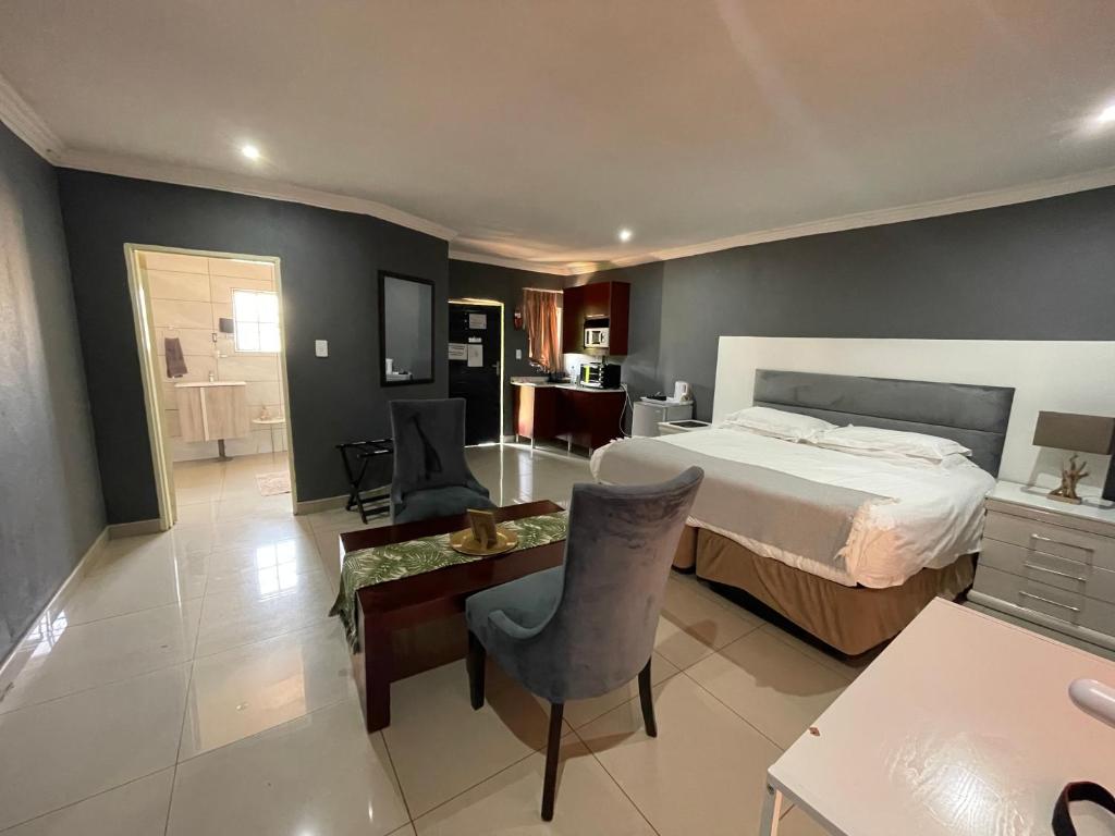 索赫燕杜1 OAK Resort的卧室配有一张床和一张桌子及椅子