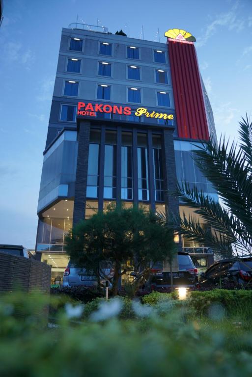 当格浪Pakons Prime Hotel的建筑的侧面有标志