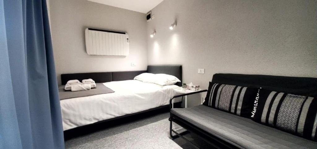 NucşoaraCer de munte的一间卧室配有一张床和一张沙发
