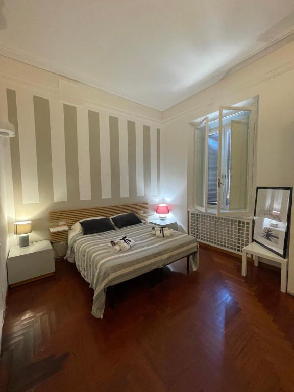 罗马Popolo Dream Suites - Luxury Rooms的一间卧室设有一张大床和一个窗户。