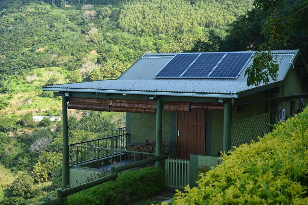 Quatre SoeursThe Green Shack的屋顶上设有太阳能电池板的房子