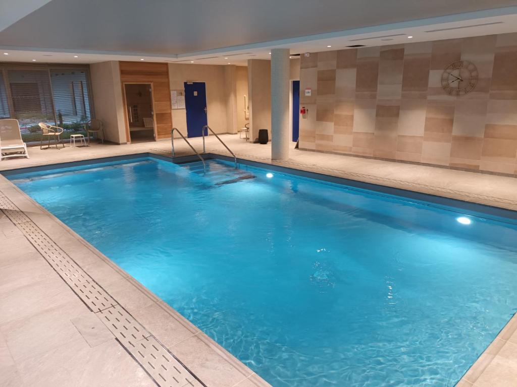 卡奥尔Domitys l'Amarante的在酒店房间的一个大型游泳池