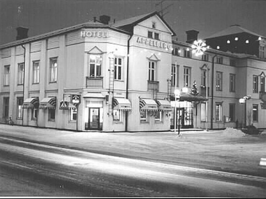 索莱夫特奥Appelberg hotel的一张黑白相间的街道上酒店照片
