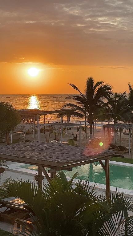 索里托斯Costa Nueva的海滩上的日落,泳池和棕榈树