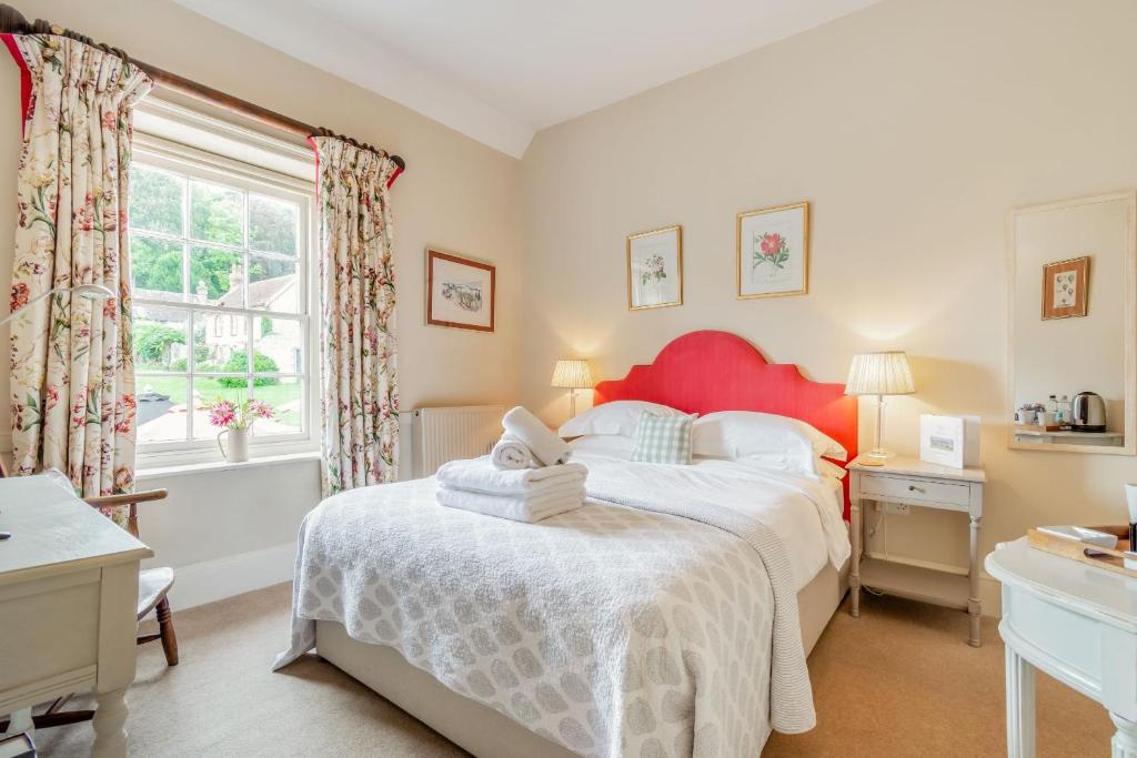 伊斯特布恩Tiger Inn - Catherine的一间卧室设有一张大床和一个窗户。