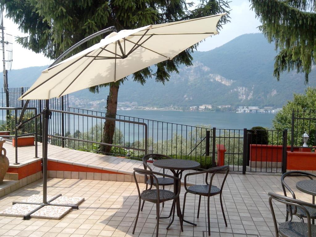 伊塞奥帝国度假酒店的庭院配有桌椅和遮阳伞。