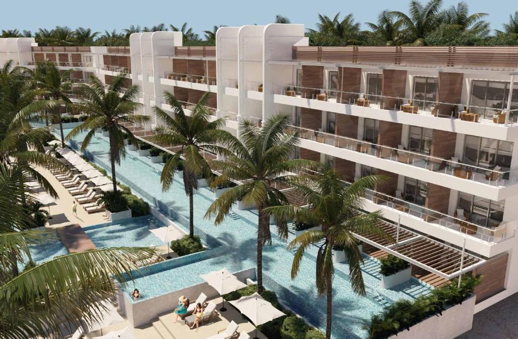 Green IslandPrincess Senses The Mangrove Resort - Adults Only的享有酒店空中景色,设有游泳池和棕榈树