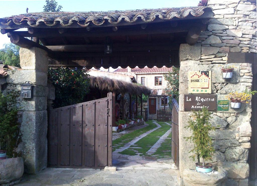 Mámoles马莫莱斯农舍乡村民宿的木门房子的入口