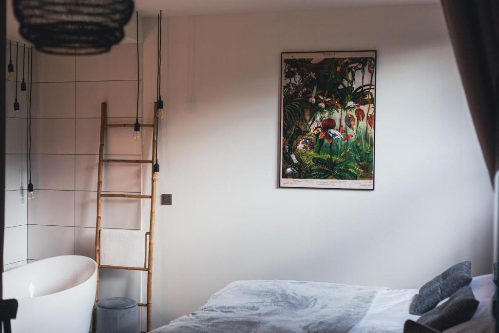 宇格维斯GÓRNA VIBES的卧室,墙上有画作,梯子上