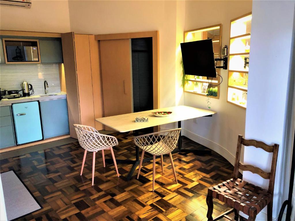 马林加Apto MILAO na Vila Paraíso, prático e relaxante的一个带桌子和两把椅子的小厨房