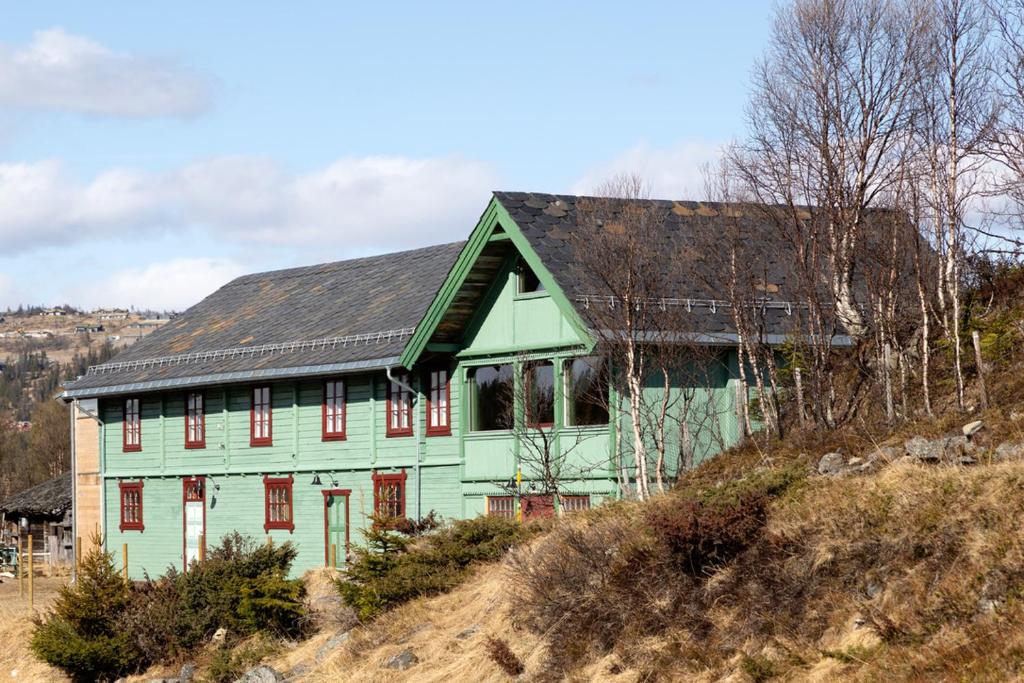 Sør-FronValseter的山顶上的绿色房子
