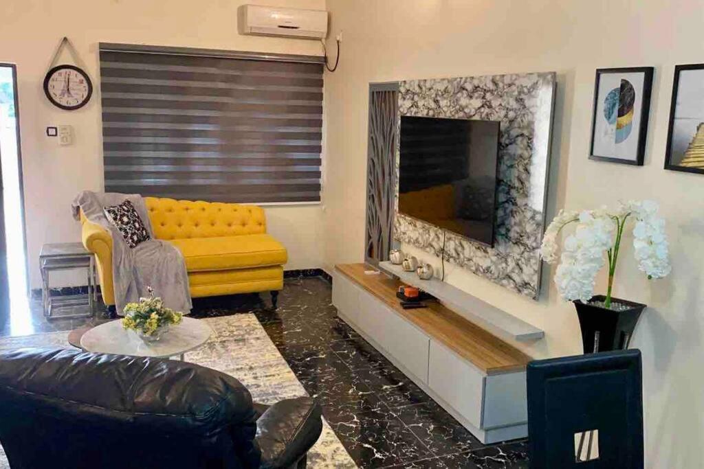 MakurduPeniel Place的客厅设有黄色沙发和壁炉