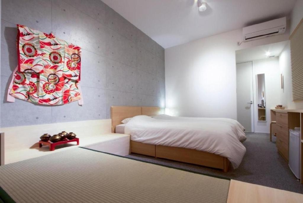 京都Sweet Stay Kyoto - Vacation STAY 13383v的卧室配有一张大床,墙上挂有红色的画作