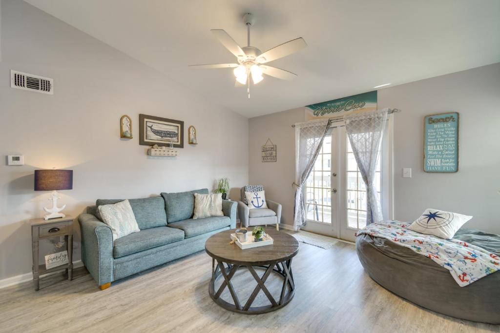 格尔夫海岸Gulf Shores Condo with Pool Access, 5 Mi to Beach!的客厅配有沙发和桌子