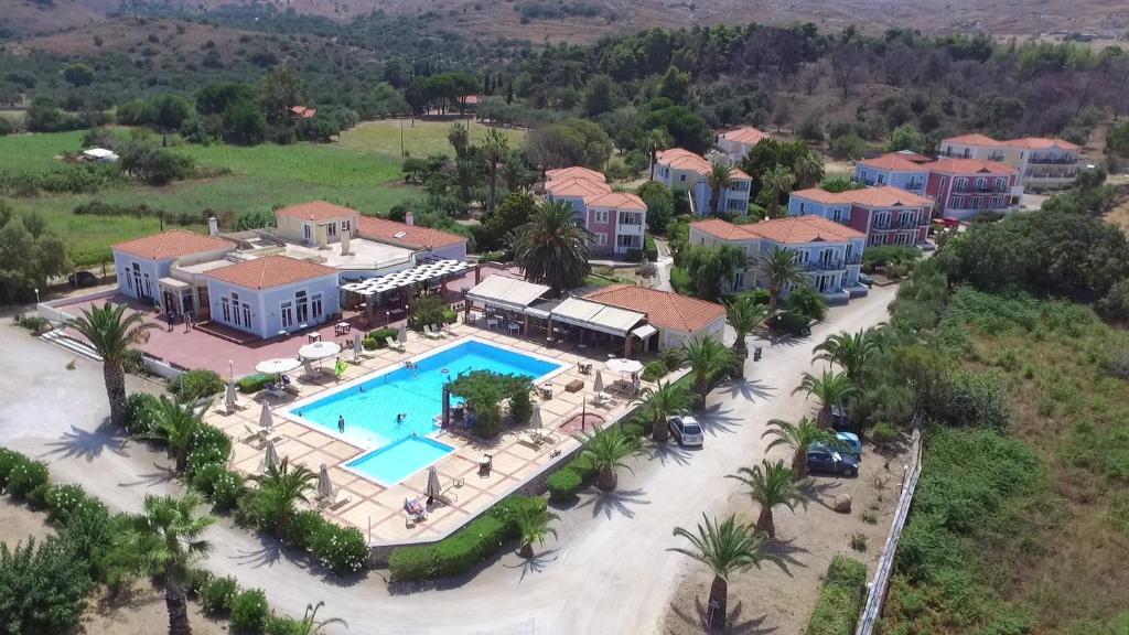 米西姆纳Panselinos Hotel的享有带游泳池的度假村的空中景致