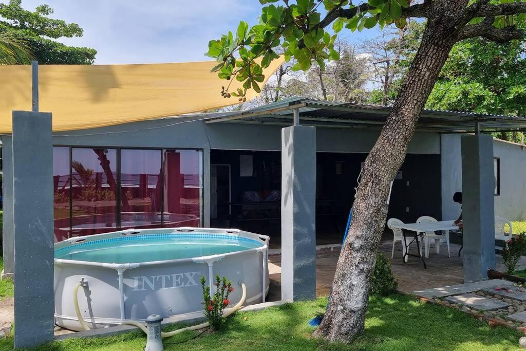 拉利伯塔德Hermosa Casa de Playa DejaBlue SV (con Mini Golf)的庭院内带热水浴池的房子