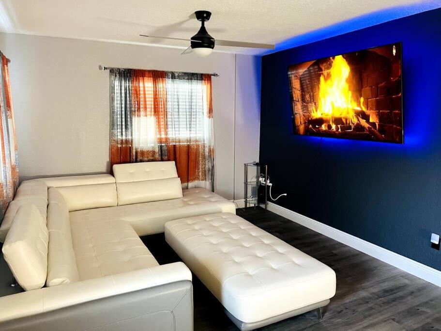 奥兰多3brdrm home near Downtown Orlando and Winterpark的带沙发和壁炉的客厅