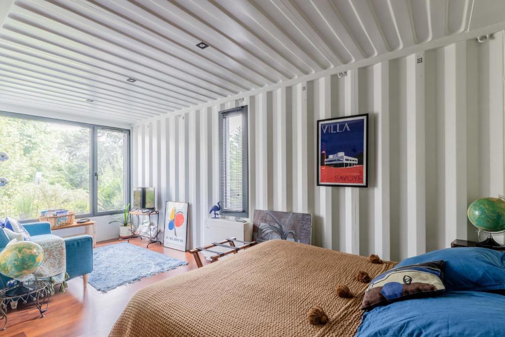 伊居利La Villa Joséphine的一间卧室设有一张床和一个大窗户