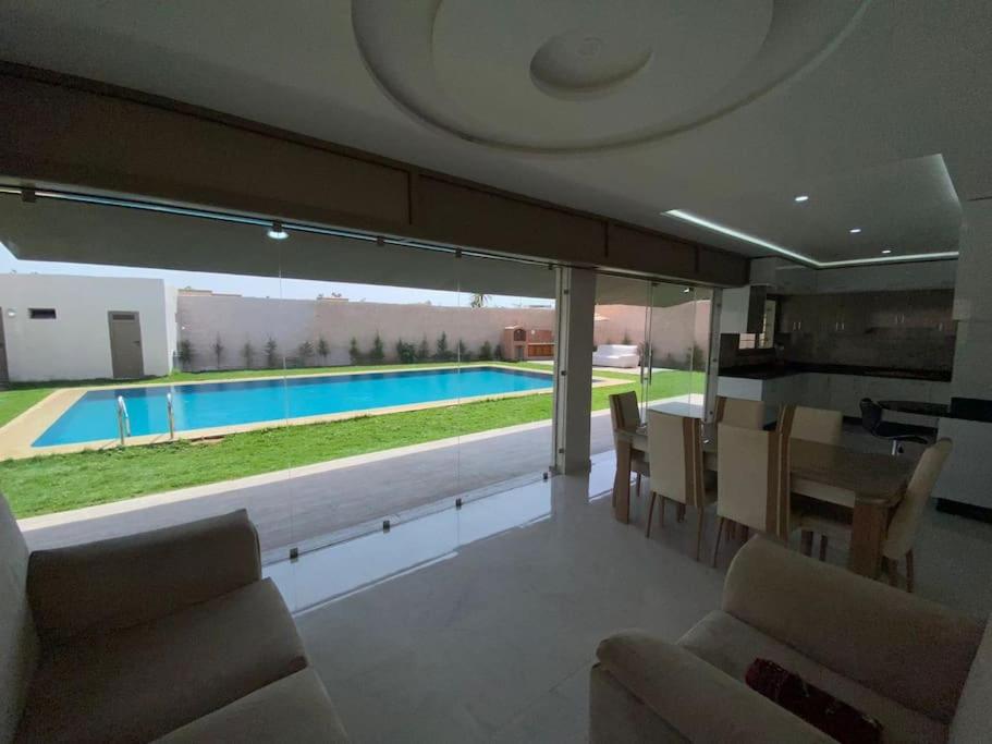 阿加迪尔Villa avec piscine à Agadir的享有游泳池景致的客厅