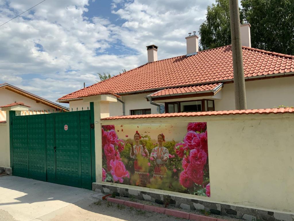 卡赞勒克Къщи за гости Армагански път的房屋前围栏边的画